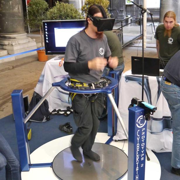 Virtualizer Bewegungssteuerung 3D-Brille Virtual Reality Games Gaming Cyberith TU Wien