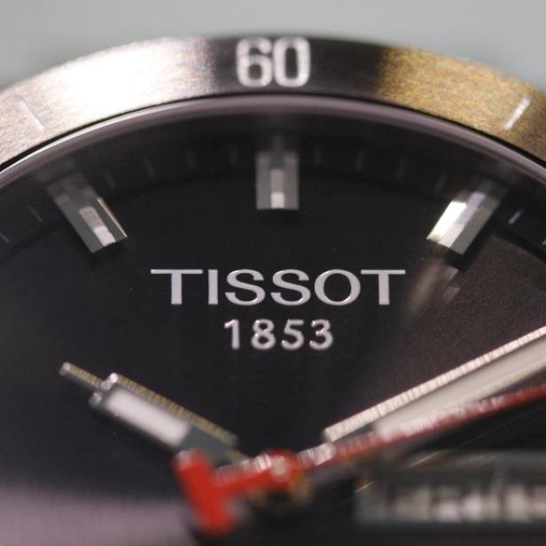Nahaufnahme des Zifferblatts einer Tissot-Uhr mit der Aufschrift „1853“.