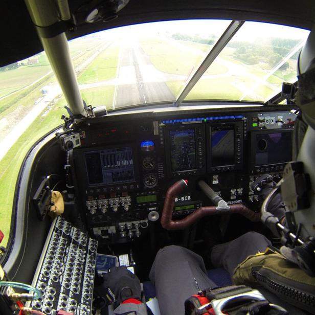 Im drei Kubikmeter großen Cockpit von Solar Impulse 2 muss der Pilot während des Pazifik-Fluges äußerst wachsam bleiben