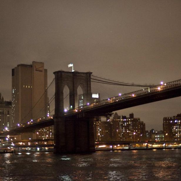 Düstere Stimmung über dem East River und der Brooklyn Bridge in New York.