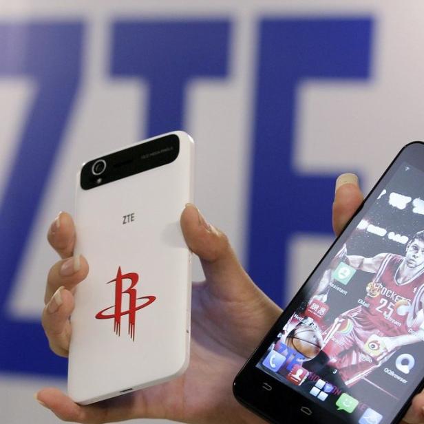 Zwei Smartphones der Marke ZTE werden vor einem ZTE-Logo präsentiert.