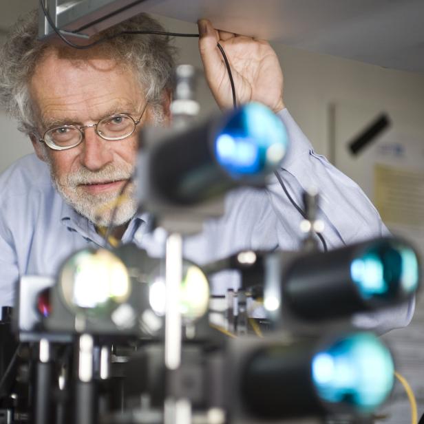 Der österreichische Quantenphysiker Anton Zeilinger (70) wurde durch seine Experimente der Quantenteleporation bekannt, die ihm den Spitznamen &quot;Mr. Beam&quot; einbrachten - er bekam für seine Arbeit unter anderem die Isaac-Newton-Medaille