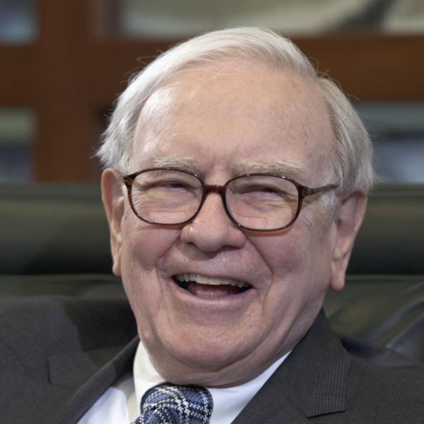 Warren Buffett lächelt in die Kamera.