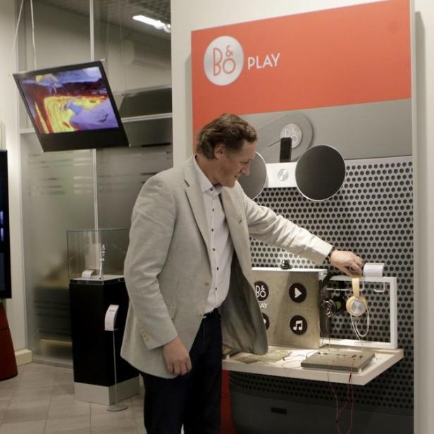Ein Mann testet Kopfhörer in einem Geschäft von Bang & Olufsen.