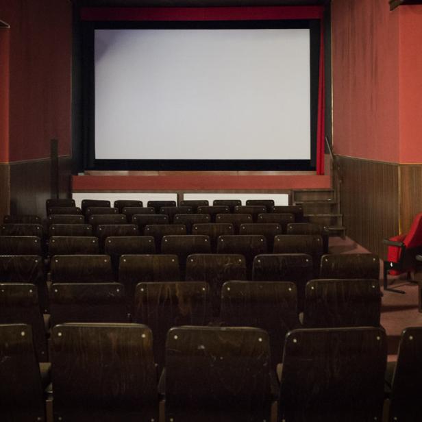 Viele Menschen gehen mit ihren Freunden ins Kino. Aber auch wenn man sich alleine einen Film ansieht, macht es Spaß.