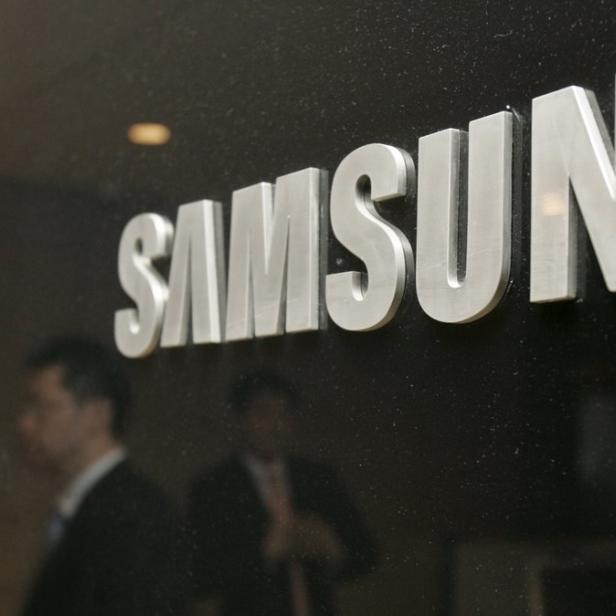 Das Samsung-Logo ist an einer dunklen Wand angebracht.