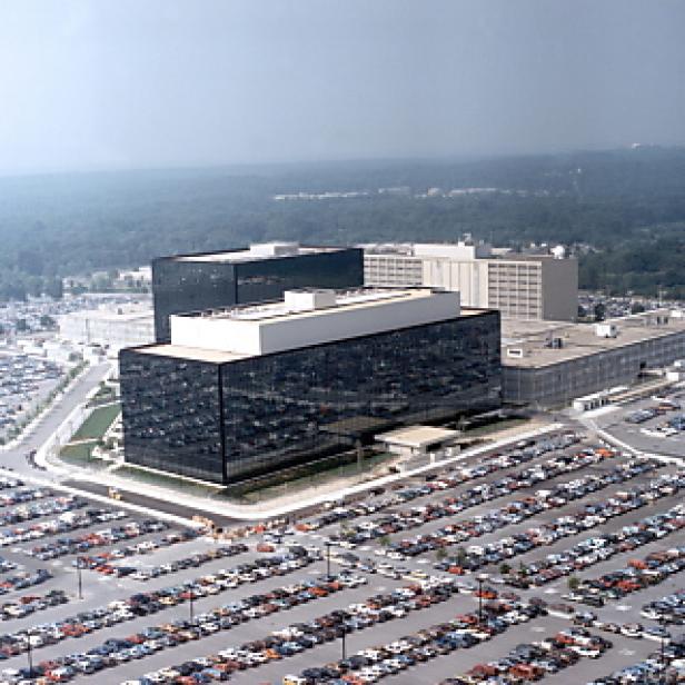 Luftaufnahme des Hauptquartiers der National Security Agency (NSA) mit vollen Parkplätzen.