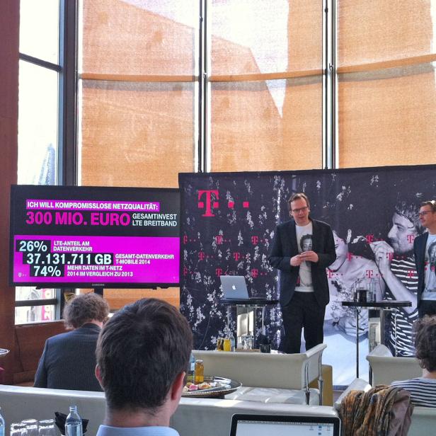 T-Mobile-CEO Andreas Bierwirth (mitte) und COO Thomas Kicker (re.) bei der Pressekonferenz am Dienstag