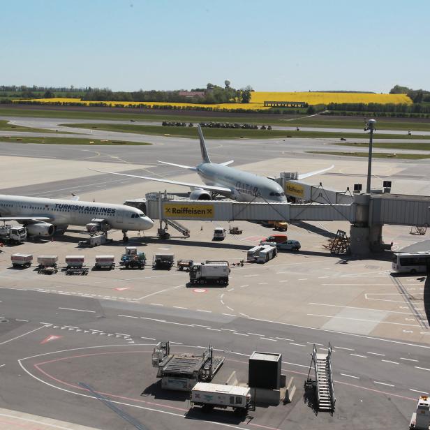 Ein Flughafen mit Flugzeugen von Turkish Airlines und Qatar Airways am Gate.