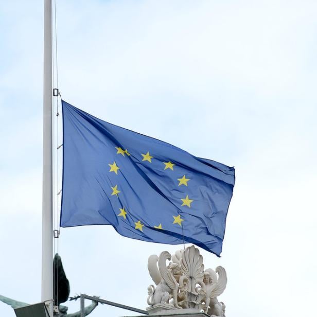 Die EU-Fahne weht nach den Anschlägen von Brüssel auf Halbmast.