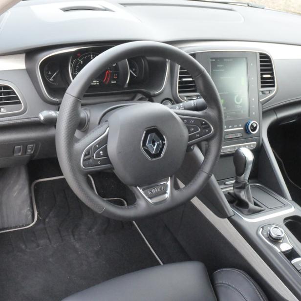 Innenraum eines Renault-Autos mit schwarzem Leder und modernen Armaturen.