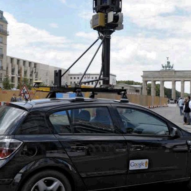 In Deutschland begann die Google-Flotte im Sommer 2008, Städte zu fotografieren. Auch wegen der &quot;unabsichtlichen&quot; Erfassung von eMails und Passwörter bei Scannen von WLAN-Netzen stieß &quot;street View&quot; in Deutschland auf wenig Gegenliebe.