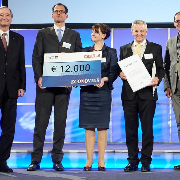 Dr. Christoph Leitl (l.), WKO-Präsident, neben den Gewinnern des ECONOVIUS-Preises: Carsten Moschner, Mitentwickler, Stefanie Rud, Geschäftsführerin, Josef Ortner, Eigentümer, Dr. Robert Gfrerer, Geschäftsführer, Mark Dohmen, Spezialist Farbherstellung (v.l.n.r.)