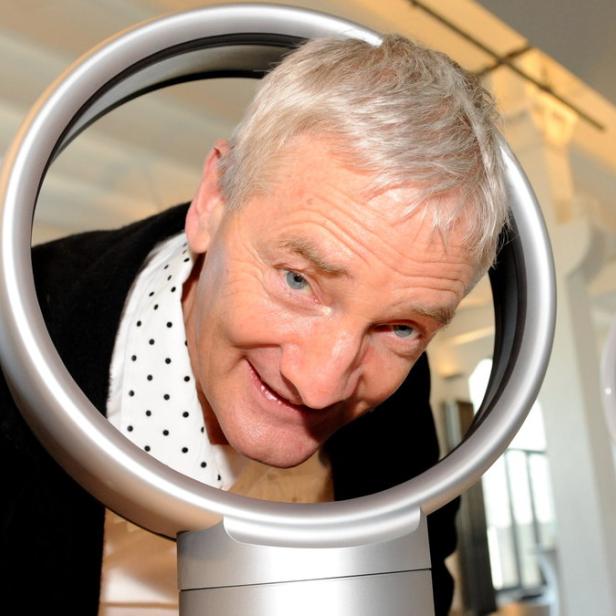 James Dyson bei der Vorstellung eines rotorlosen Dyson-Lüfters