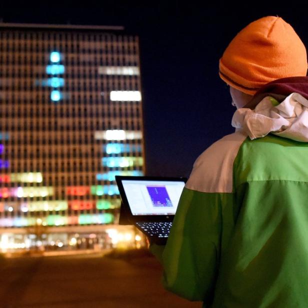 Mehr als 57,000 LEDs verwandeln die 392 Fenster des Hochhauses in ein Display für Videospiele