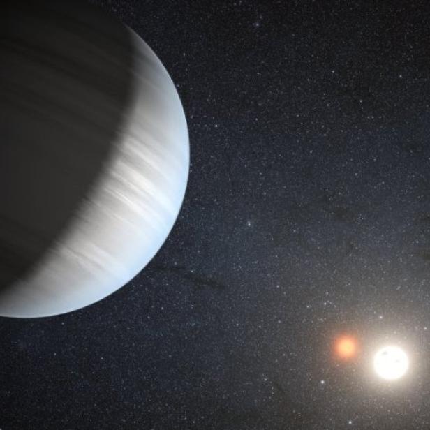 Ein Exoplanet mit Streifen liegt vor einem Sternensystem.