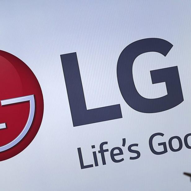 Das LG-Logo mit dem Slogan „Life’s Good“ vor dem Schatten einer Person.