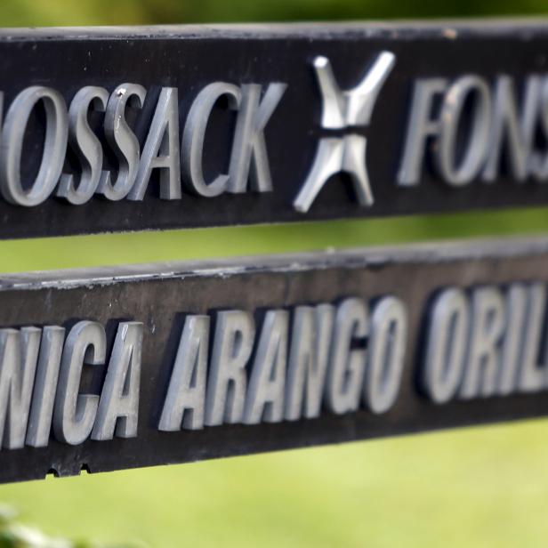 Schilder mit den Aufschriften „Mossack Fonseca“ und „Clinica Arango Orillac“.