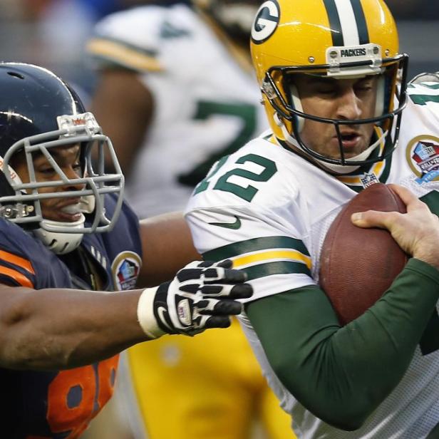 Aaron Rodgers von den Green Bay Packers wird von einem Spieler der Chicago Bears angegriffen.