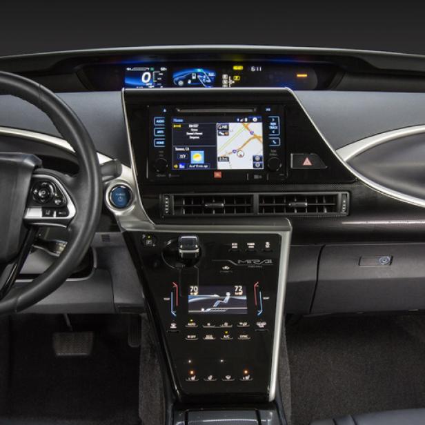 Das Interieur eines Toyota Mirai mit Navigationssystem.