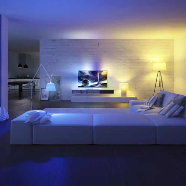 Philips stellt die neuste Generation der Ambilight-Technologie vor. Die Lichteffekte werden dabei von LEDs auf der Rückseite der TV-Geräte erzeugt. Zusätzlich können auch andere Lampen mit Philips hue-LEDs eingebunden werden. Die Bedienung erfolgt über eine App mit Smartphone oder Tablet.