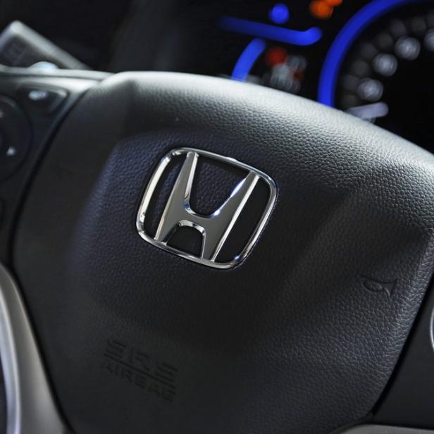 Nahaufnahme des Lenkrads eines Honda-Fahrzeugs.