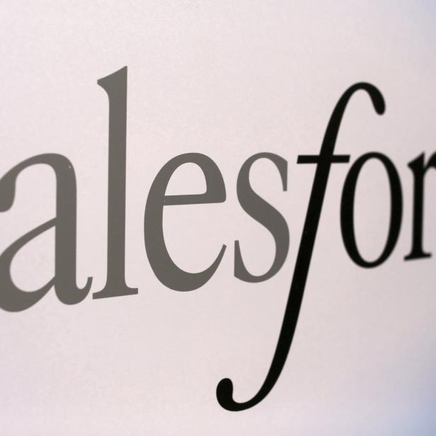 Das „Salesforce“-Logo auf einem Schild.