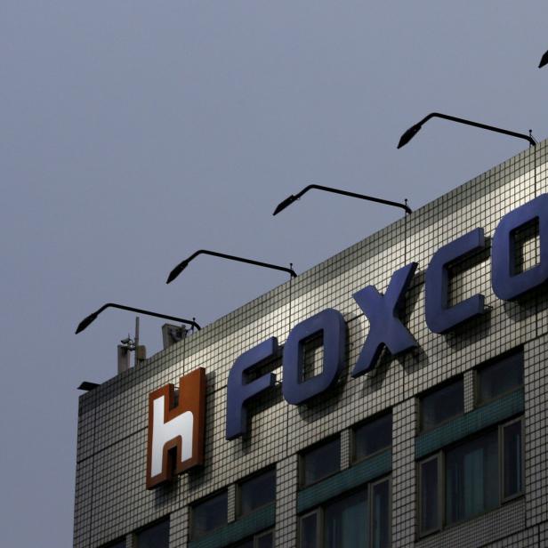Das Foxconn-Logo an der Fassade eines Bürogebäudes.