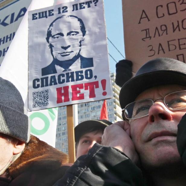 Menschen demonstrieren mit Plakaten gegen Putin, auf denen „Danke, nein!“ steht.