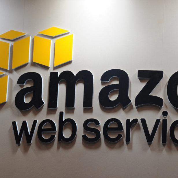 Das Logo von Amazon Web Services an einer Wand.