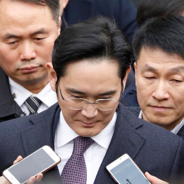 Lee Jae-yong, der Vorsitzende von Samsung Electronics, wird von Reportern umringt.