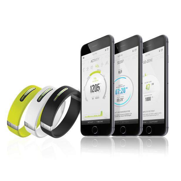 Drei Fitness-Tracker in Grün, Weiß und Schwarz neben drei Smartphones, die Aktivitätsdaten anzeigen.