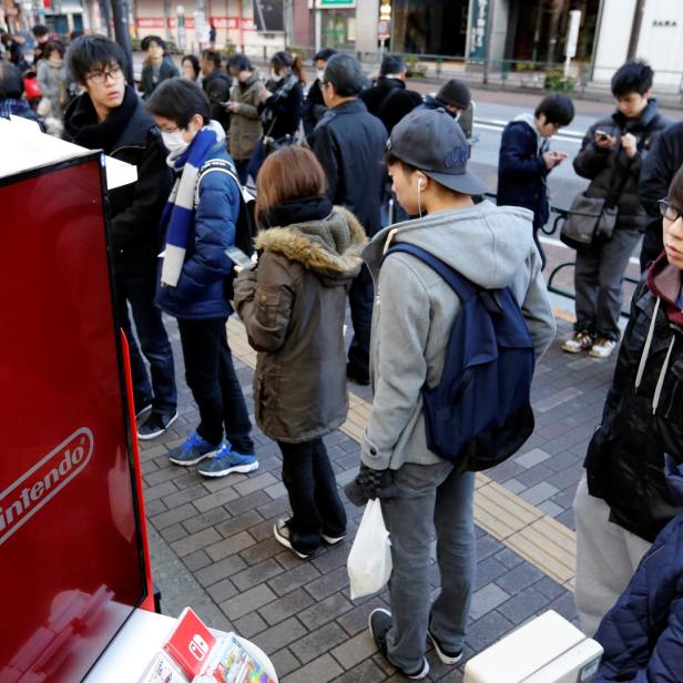 Switch-Verkaufsstart: Schlangen vor einem Elektrogeschäft in Tokio