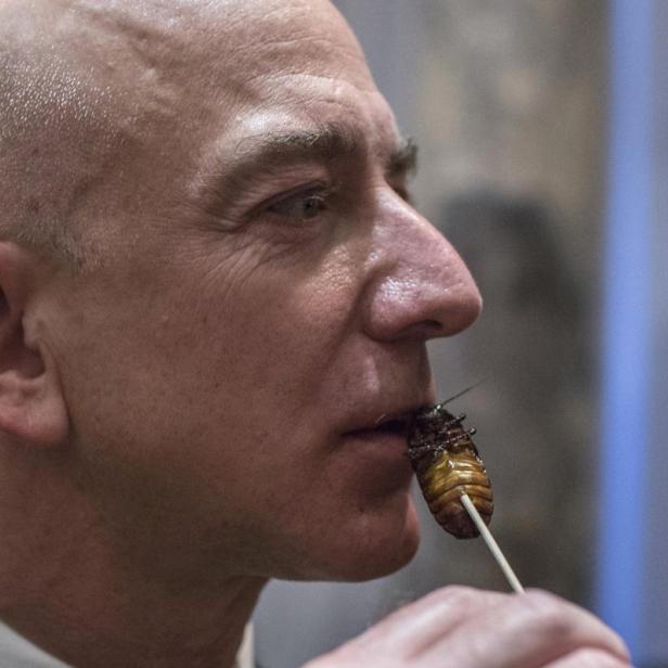 Amazon-Chef Jeff Bezos, ebenfalls Gast, posiert mit einem Kakerlaken-Cakepop für die Fotografen. Ob er die Kakerlake wirklich gekostet hat, wurde bildlich leider nicht festgehalten.