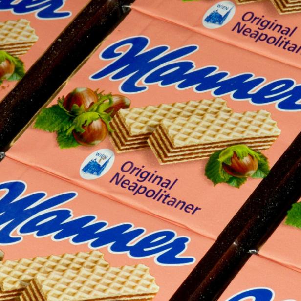 Mehrere Packungen Manner Original Neapolitaner Waffeln liegen nebeneinander.