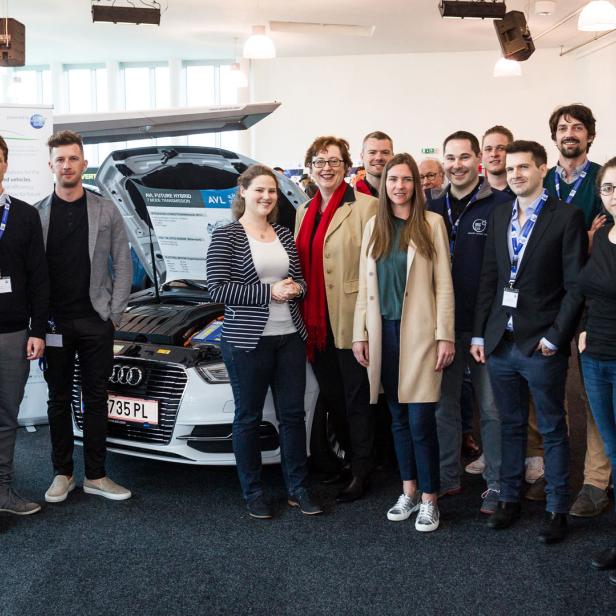 Vertreter der Top-10-Start-ups mit Klimafonds-Geschäftsführerin Theresia Vogel bei der START-E-Abschlussveranstaltung in Teesdorf