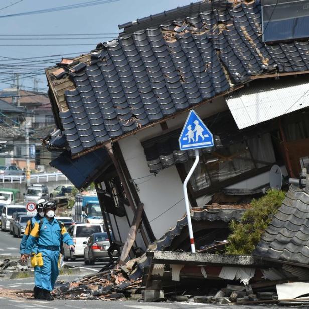 Ein durch ein Erdbeben beschädigtes Haus in Japan.