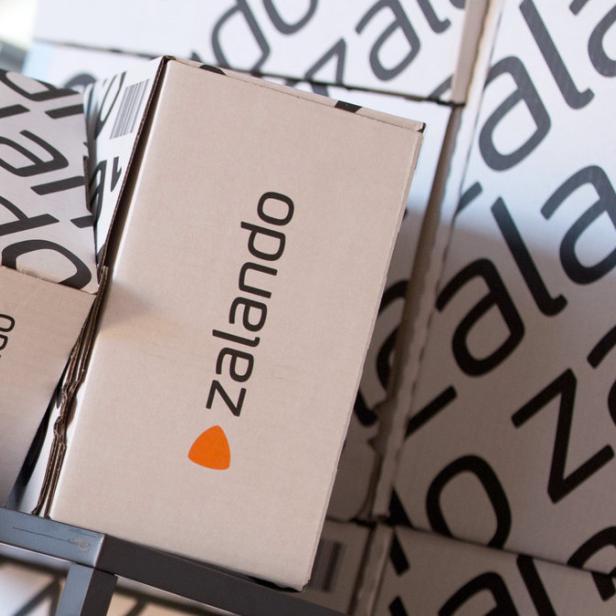 Mehrere Zalando-Pakete sind auf einem Regal gestapelt.