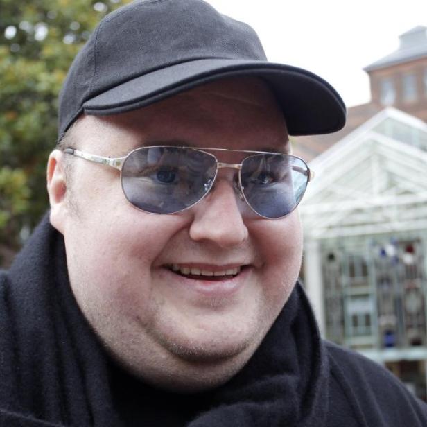 Ein Mann mit Kappe und Sonnenbrille lächelt in die Kamera.