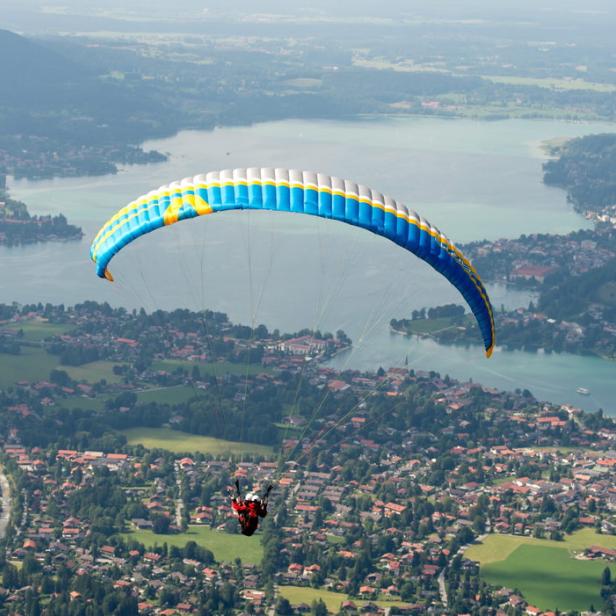 Bei einem Tandem-Gleitschirmflug lässt man sich von einem Piloten durch die Luft chauffieren