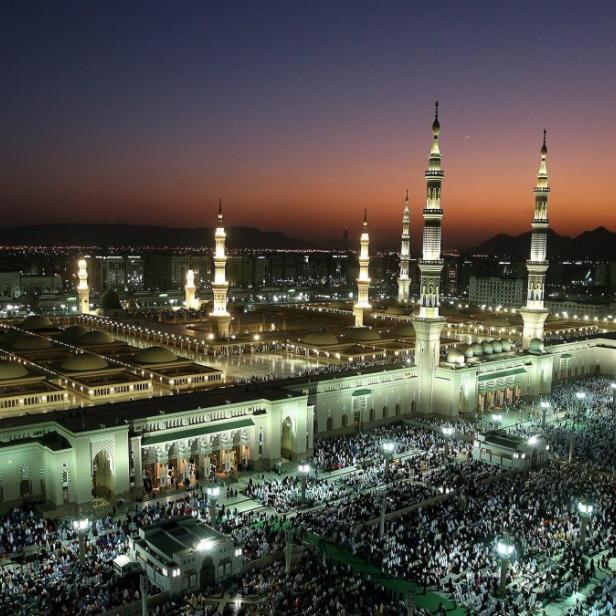 Die al-Haram-Moschee in Mekka ist die wichtigste Moschee des Islams. Die größte Moschee der Welt beherbergt in ihrem Inneren das Zentralheiligtum, die Kaaba, der sich Muslime in aller Welt beim täglichen Gemeinschaftsgebet zuneigen.