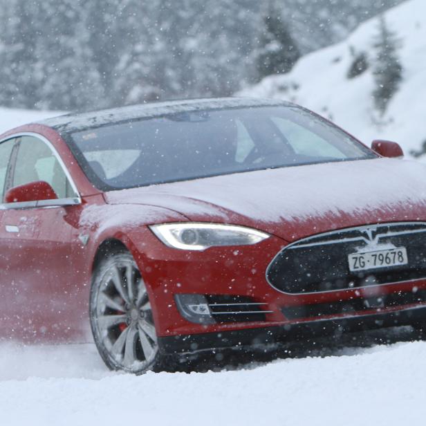 Tesla Model S beim &quot;Snow Driving&quot;-Event in Tirol