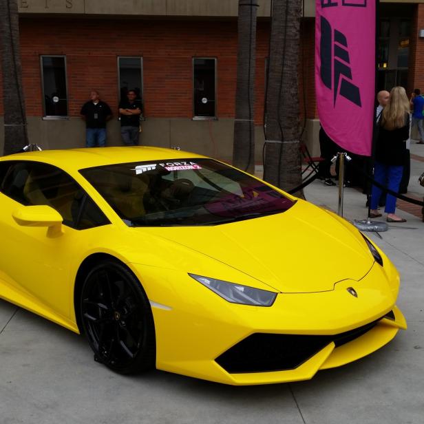 Um Forza Horizont 2 zu bewerben, stand vor der Veranstaltungshalle ein Lamborghini.