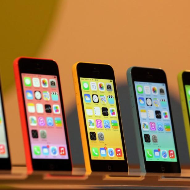 epa03861463 New models of the Apple iPhone 5C on display in the Apple Store in Berlin, Germany, 10 September 2013. The introduction of the new Apple smartphones was held in Cupertino, California, USA, and screened live in the store in Berlin. EPA/KAY NIETFELD