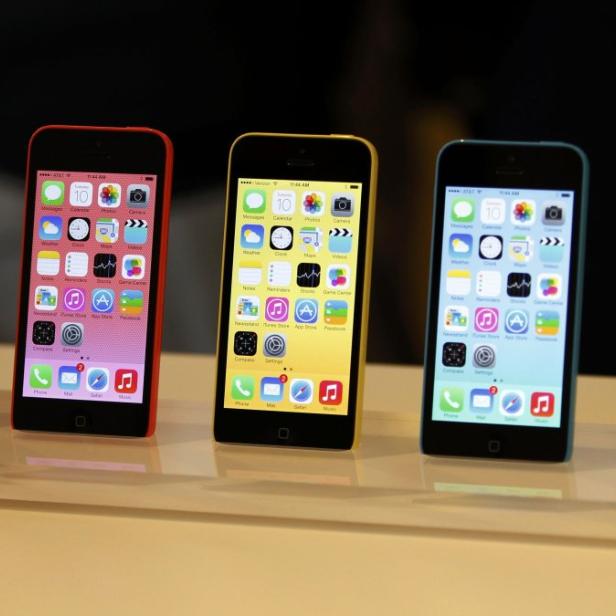 The five colors of the new iPhone 5C are seen after Apple Inc&#039;s media event in Cupertino, California September 10, 2013. REUTERS/Stephen Lam (UNITED STATES - Tags: BUSINESS SCIENCE TECHNOLOGY BUSINESS TELECOMS)