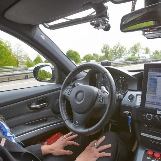 Hände weg. Bis 2020 will Bosch den Autopiloten serienreif machen. Ferngesteuertes Parken schon früher: