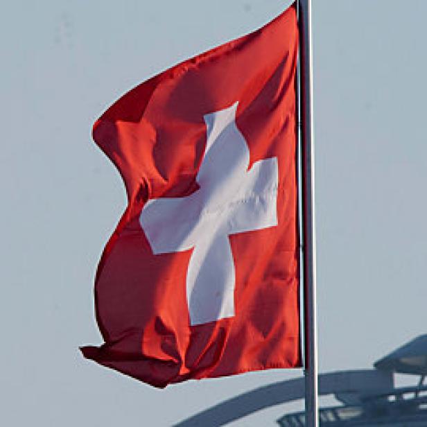 Die Schweizer Flagge weht im Wind.