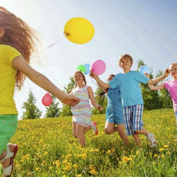 Natur erleben ist für Kinder wichtig. Ihr Smartphone muss man ihnen deswegen noch lange nicht wegnehmen.