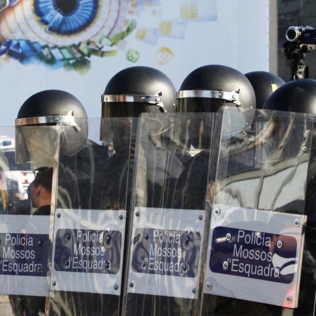 Auch das gehört zum Alltag des Mobile World Congress: Polizisten in der Demo-Ausrüstung. Jedes Jahr wird vor den Messehallen der international gut besuchten Veranstaltung demonstriert.