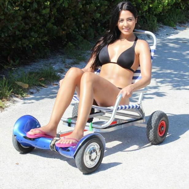 Das HoverCart verleiht dem Hoverboard zwei Räder mehr und einen komfortablen Sitz